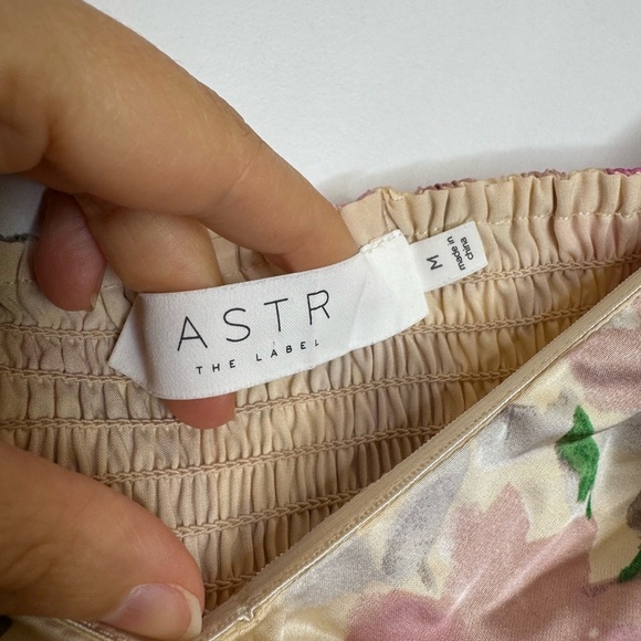 ASTR the label Emma ruched satiny Floral Puff Sleeve Dress size medium - Picture 5 of 13